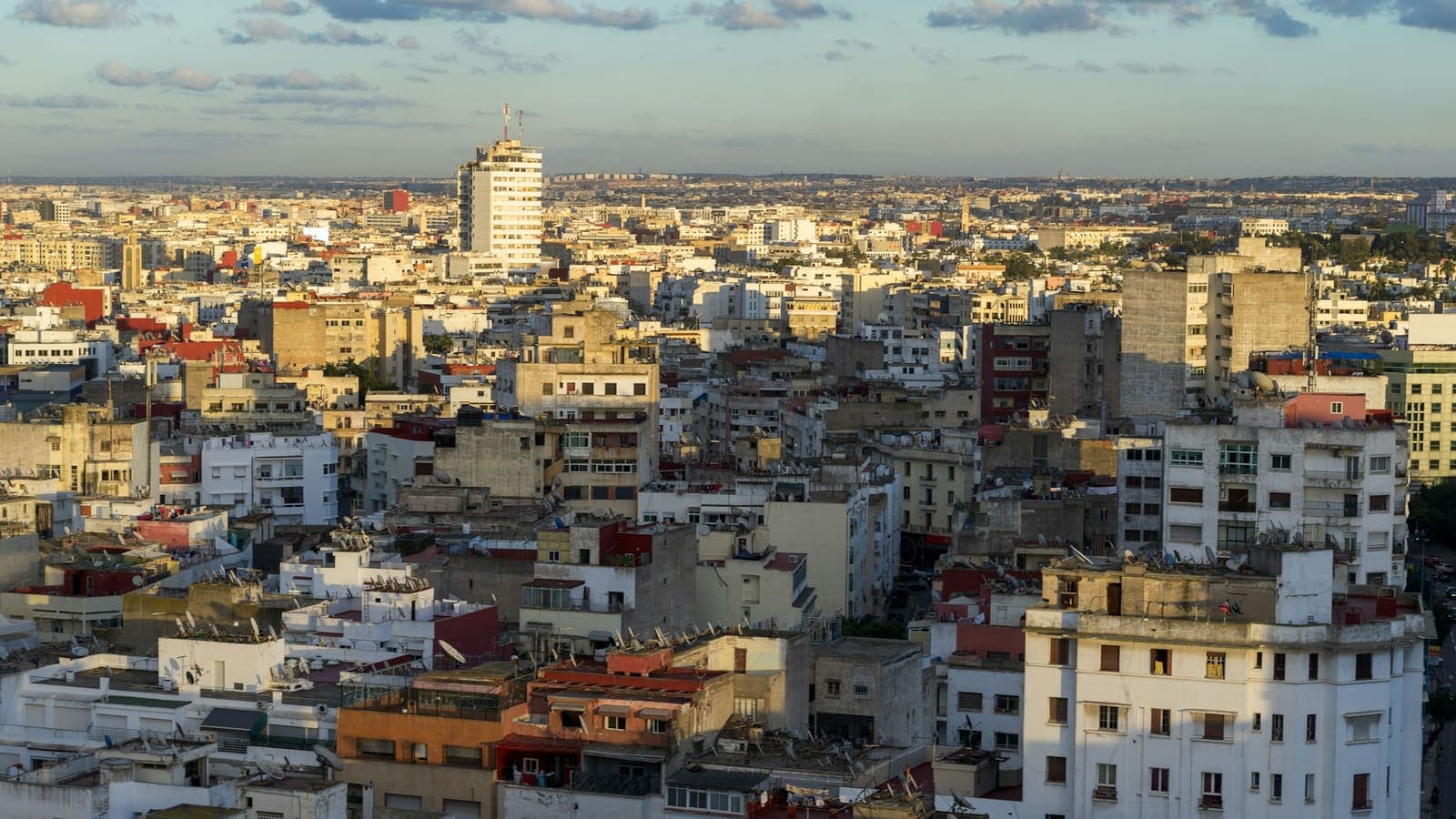 إطلالة على أسطح مدينة مغربية من أعلى مبنى