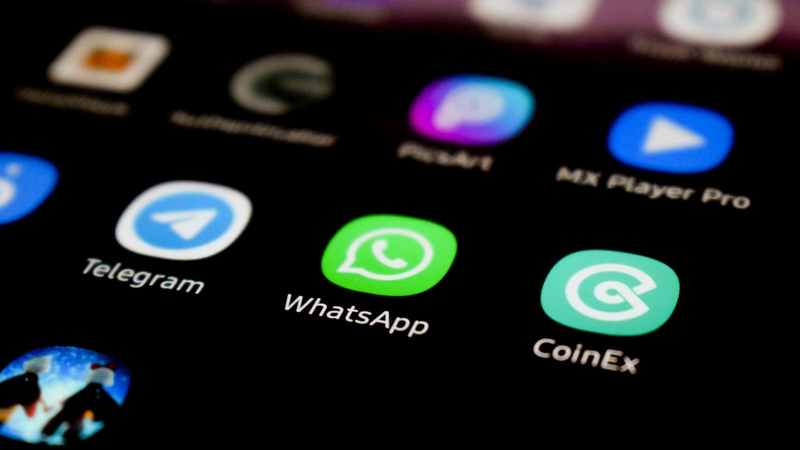 Gros plan sur un smartphone avec WhatsApp ouvert à l'écran