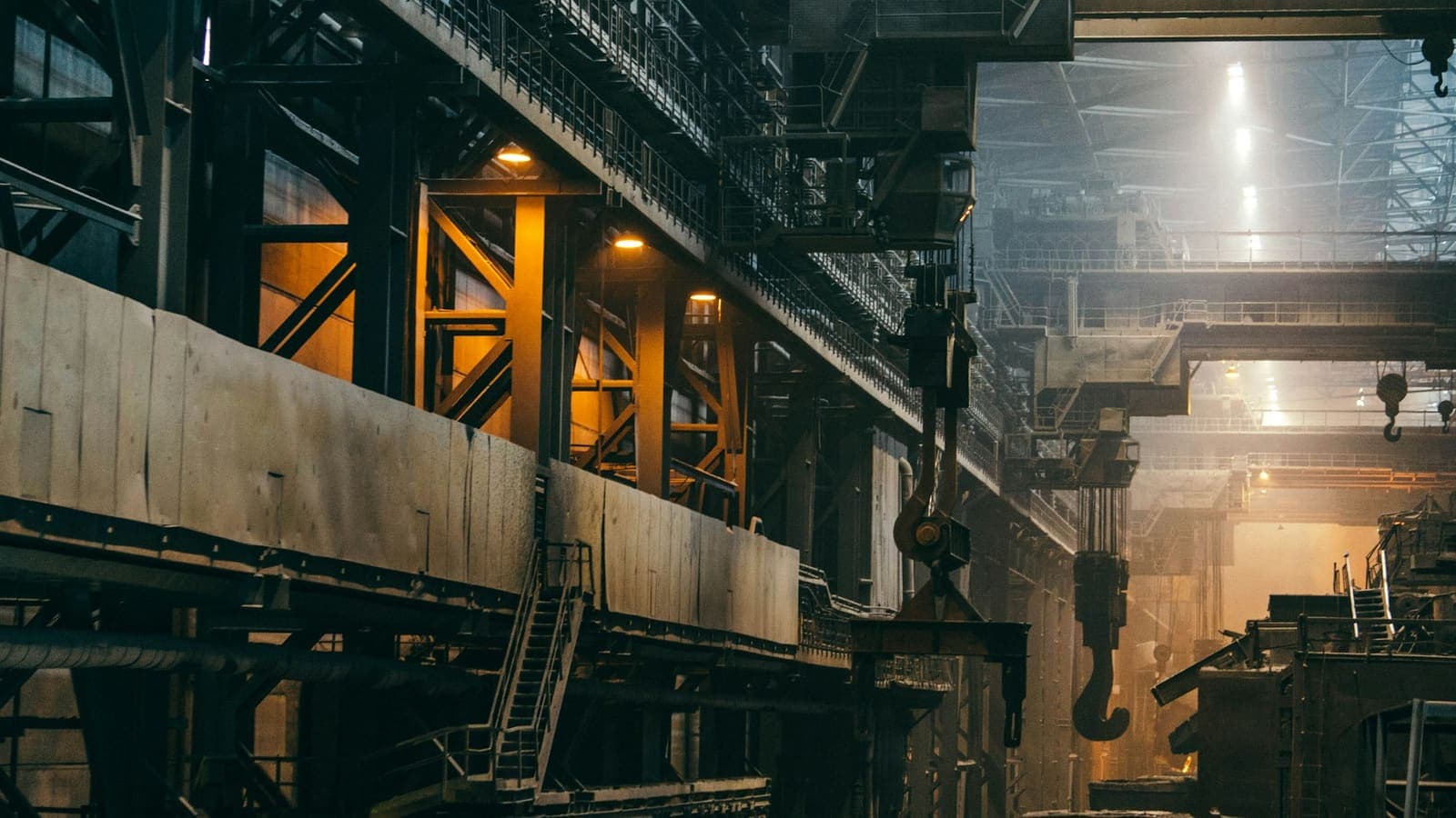 L'intérieur d'un grand hall d'usine industrielle