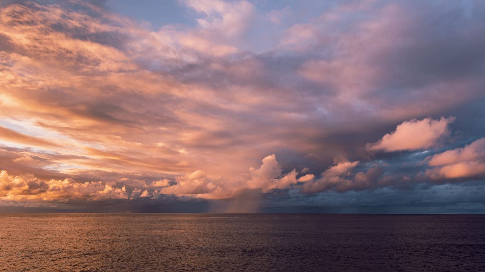 Un plan d'eau calme sous un ciel lourd et couvert — une météo qu'on lit avant qu'elle n'arrive