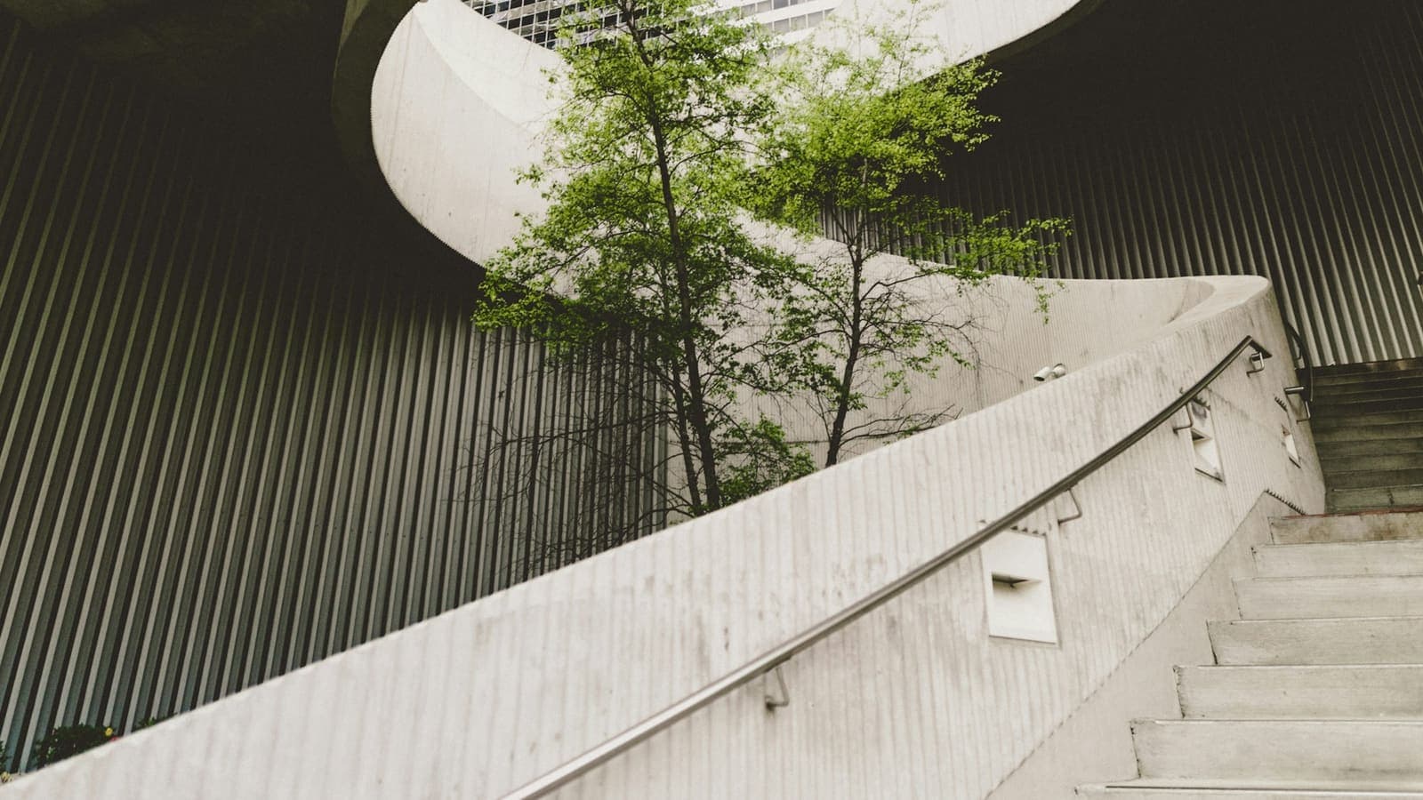 Un escalier en béton qui monte en ligne droite et régulière
