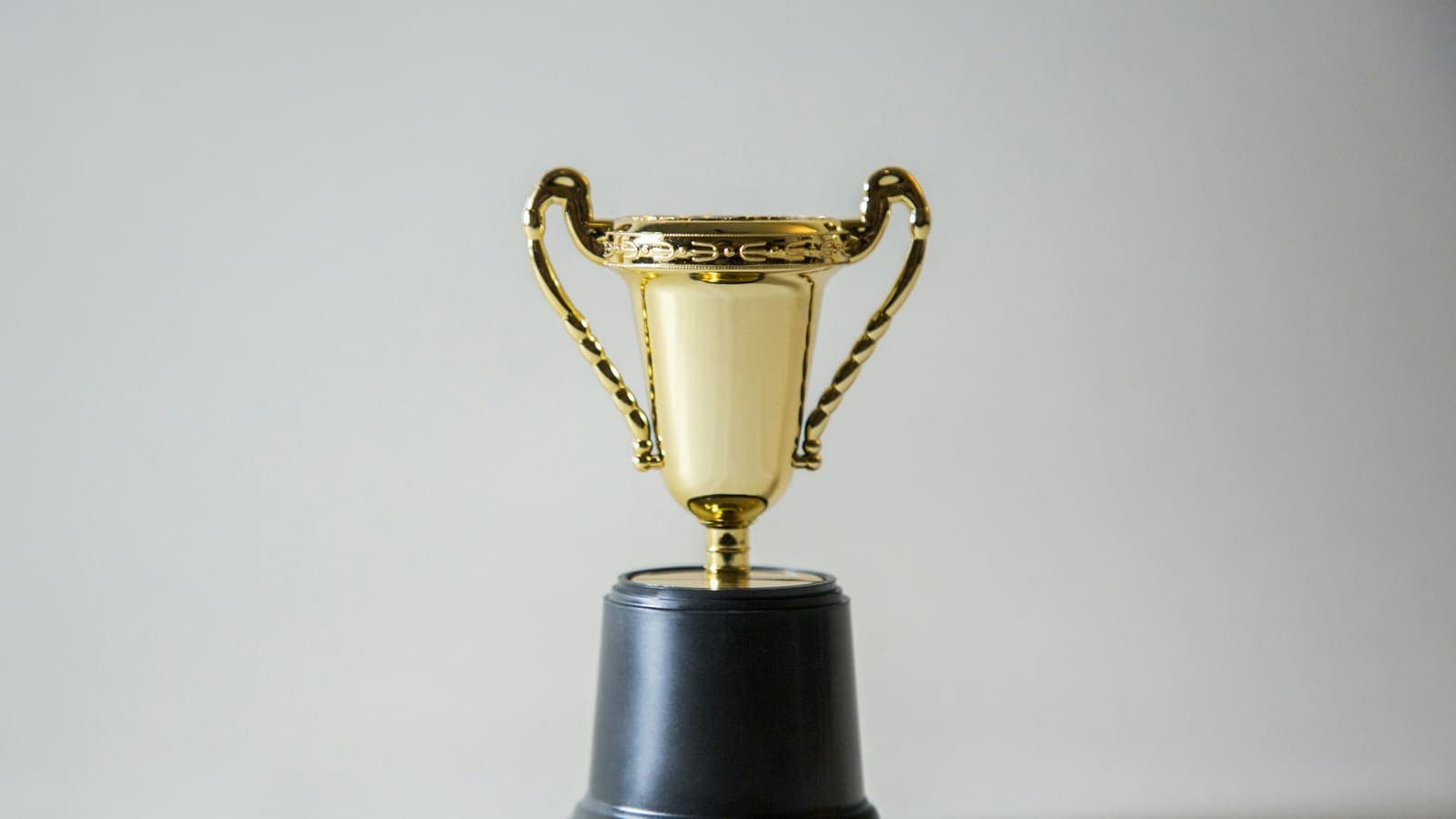 Un trophée doré et blanc — les classements récompensent les mauvaises choses